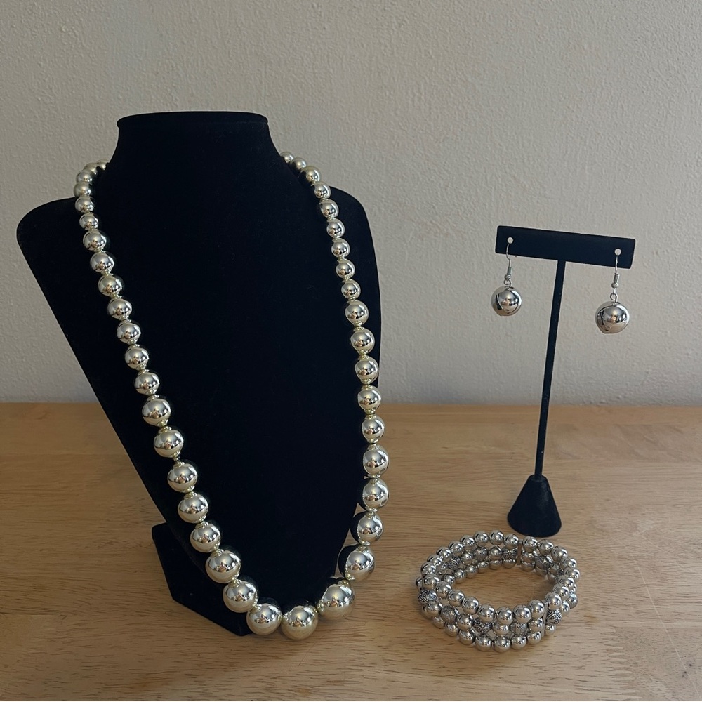 Graduated Necklace, Stretchy Bracelet & Earring Silvertone Ball Set